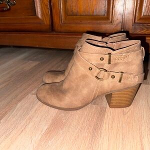 Indigo Rd size 7  women’s Tan Ankle Boots